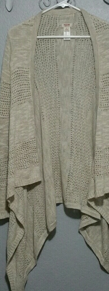 Knitted long sleeve sweater.